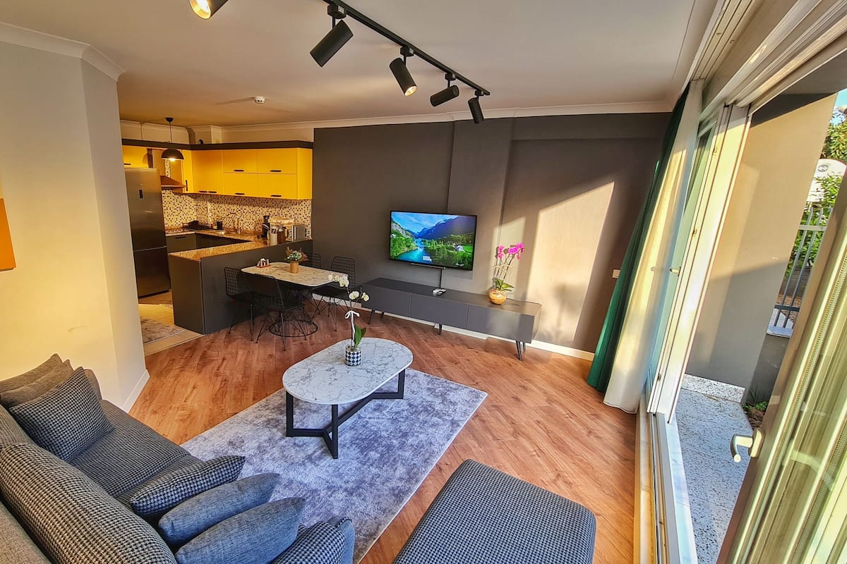 Appartement, 2 slaapkamers, tuin | Privékeuken | Een koelkast/vriezer, een magnetron, een kookplaat, een waterkoker