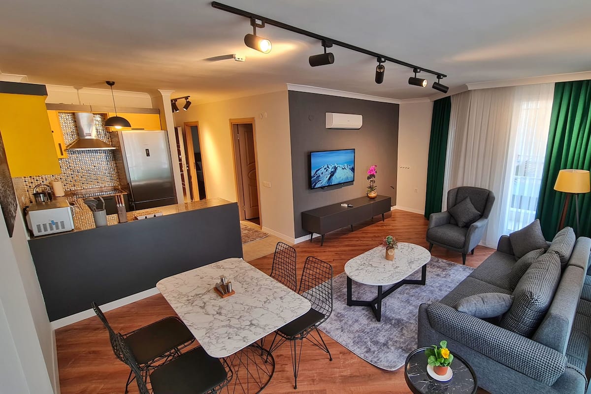 Appartement, 2 slaapkamers, balkon | Woonruimte | Een 55-inch lcd-televisie met satellietzenders, een televisie en boeken