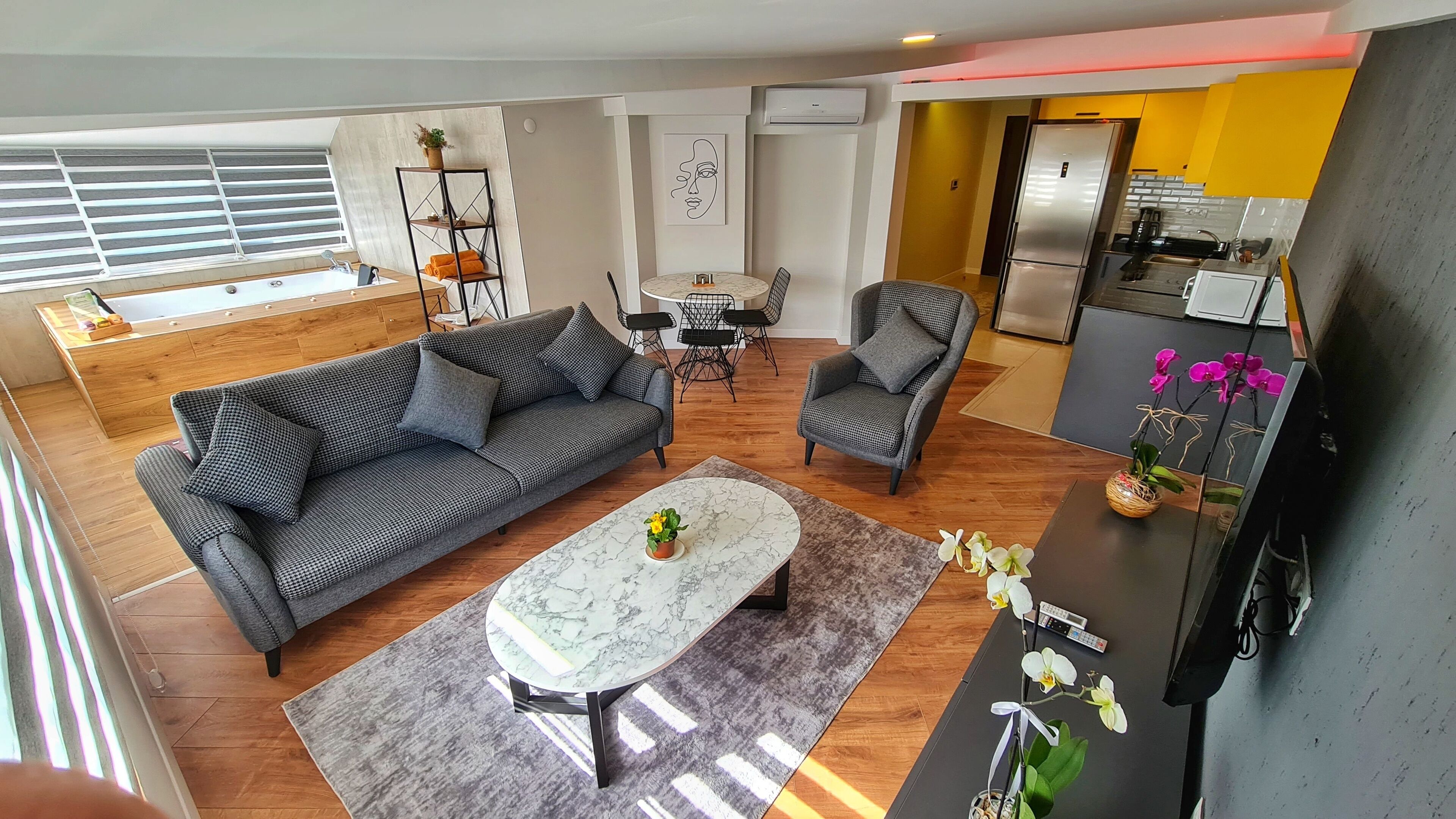 Deluxe appartement, 2 slaapkamers, bubbelbad | 2 slaapkamers, luxe beddengoed, een kluis op de kamer, een bureau