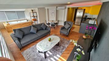 Apartamento luxo, 2 quartos, banheira de hidromassagem | 2 quartos, roupas de cama premium, cofres nos quartos, escrivaninha