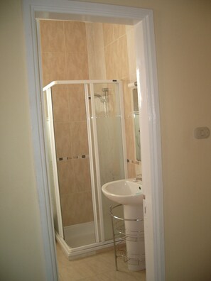 Apartment | Bathroom | Shower, hair dryer, towels