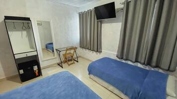 Deluxe driepersoonskamer | Een minibar, een bureau, verduisterende gordijnen, gratis wifi