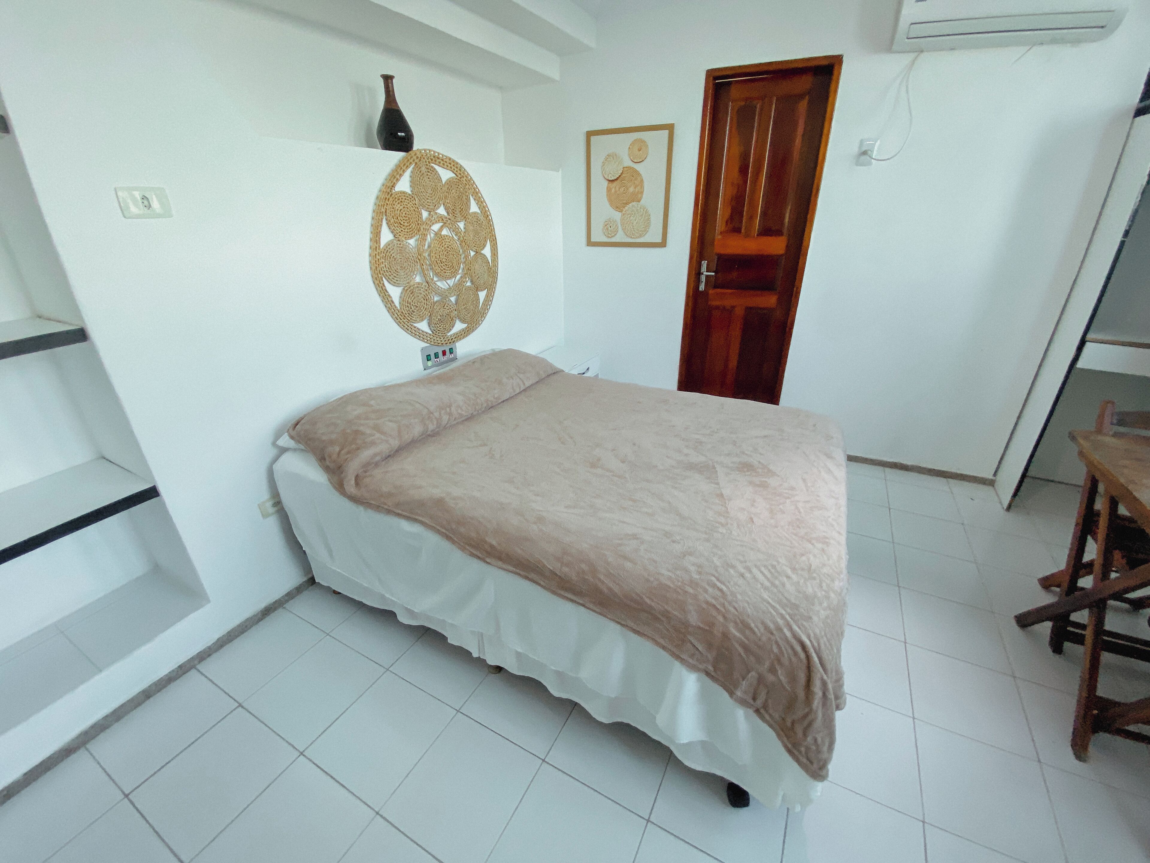 deluxe single room | 1 bedroom, minibar, desk, blackout curtains