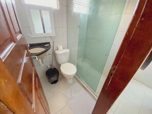 标准双人房或双床房 | 浴室 | 淋浴设施、大花洒淋浴喷头、毛巾、肥皂