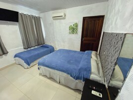 Habitación triple Deluxe | Minibar, escritorio, cortinas opacas y wifi gratis