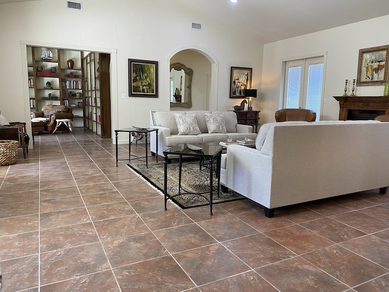 Casa Blanca Main House, Riverview, 10 Beds, Group-friendly - Hunt, TX