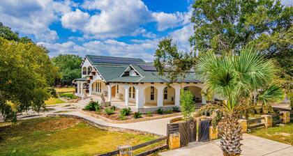 Casa Blanca's Main House, Riverview, 10 Beds, Group-Friendly