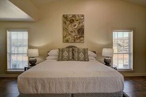 4 bedrooms, desk, iron/ironing board, free WiFi - Casa Blanca's Main House, Riverview, 10 Beds, Group-Friendly (Kerr County)