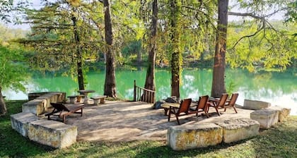 Casa Blanca Main House, By River, 10 Beds, Patio, Grills, Group-Friendly