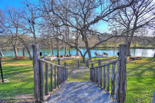 Riverview Lower, 2BR/1BA, Balcony, Sleeps 6