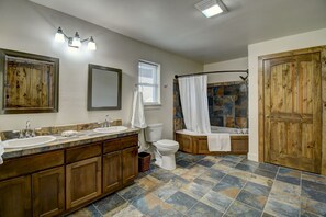 Combined shower/bathtub, jetted bath, hair dryer, towels