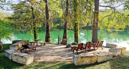 Secluded Brown House, 3BR/2BA, Sleeps 10, 2-Sided Porch, Grill, Firepit