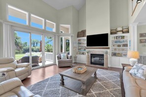 TV, fireplace, DVD player - Tabby on the Tee - Four Bedroom House, Sleeps 15 (Fripp Island)