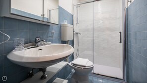 Dusche, Haartrockner, Bidet, Handtücher