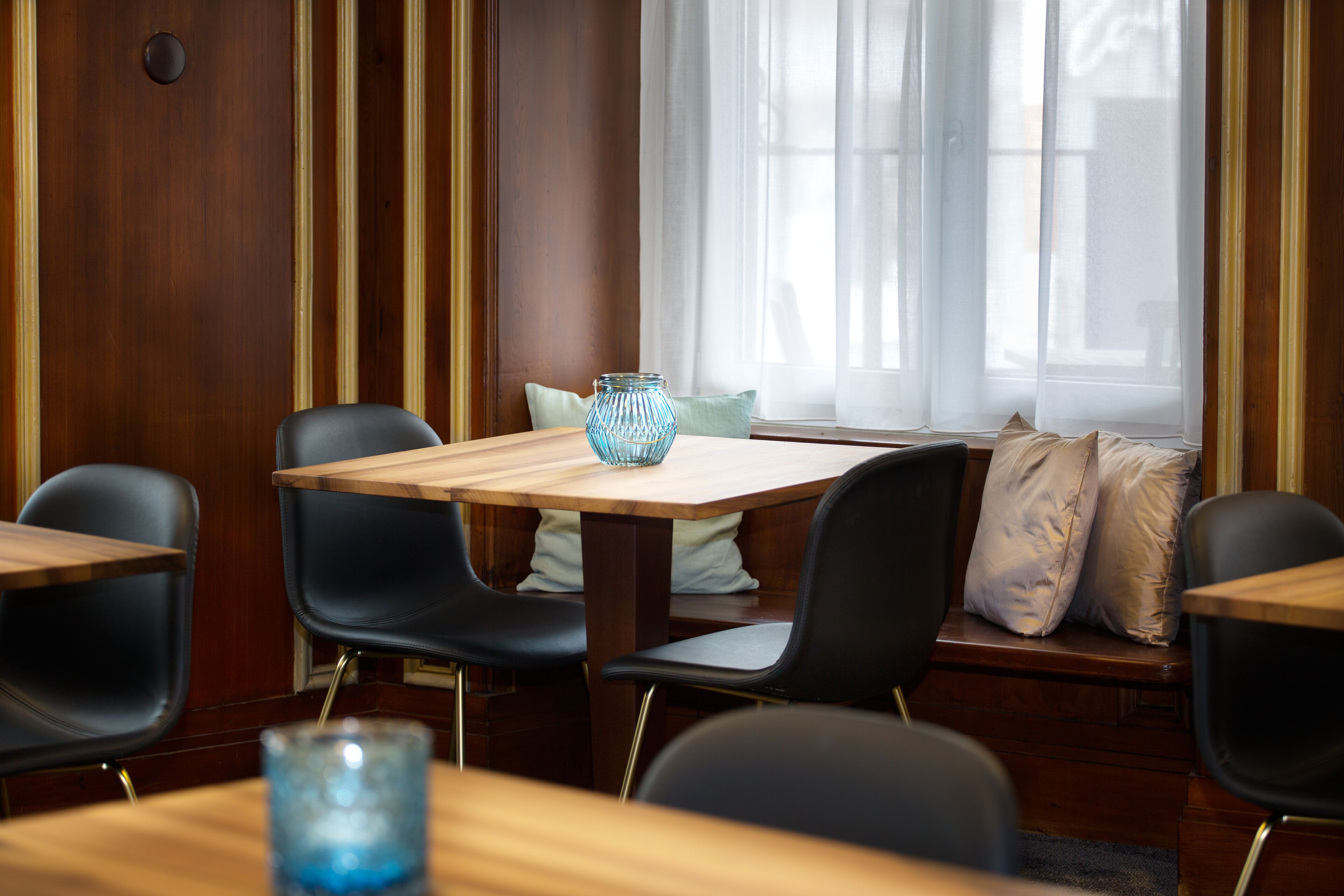 Bữa sáng buffet hàng ngày (10 CHF/mỗi người) 