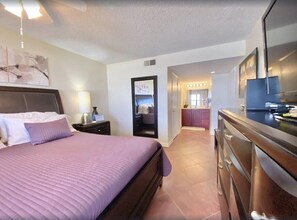 2 habitaciones, escritorio y tabla de planchar con plancha 