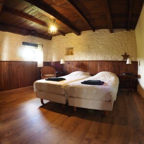 4 bedrooms, iron/ironing board, free WiFi, bed sheets - Domaine Leyvinie, gite Grenache, 10 minutes from the Dordogne (Perpezac-le-Blanc)