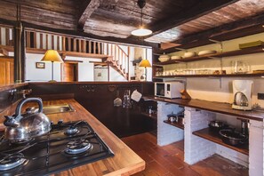 Een koelkast, een microgolfoven, een kookplaat