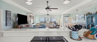 Vacation at the end of civilization! Ideally located and Lovely! - West End Girl