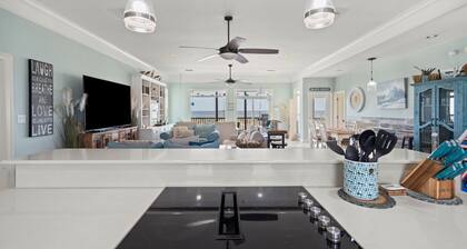Vacation at the end of civilization! Ideally located and Lovely! - West End Girl