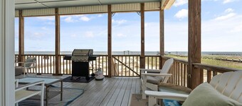 Vacation at the end of civilization! Ideally located and Lovely! - West End Girl