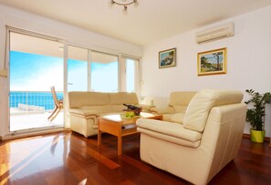 Appartement Confort | Coin séjour | Télévision LCD de 35 pouces avec chaînes par câble, télévision