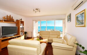 Appartement Confort | Coin séjour | Télévision LCD de 35 pouces avec chaînes par câble, télévision