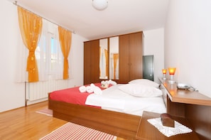 Lägenhet Comfort | 3 sovrum, skrivbord, arbetsyta för laptop och strykjärn/strykbräda