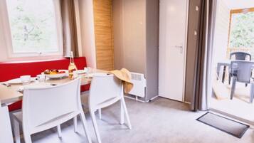 Casa rodante Confort | Área de sala de estar | Televisión de pantalla plana, futbolito y tenis de mesa