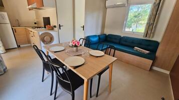 Nhà di động Premium | Khu phòng khách | TV màn hình phẳng, banh bàn, bàn bóng bàn