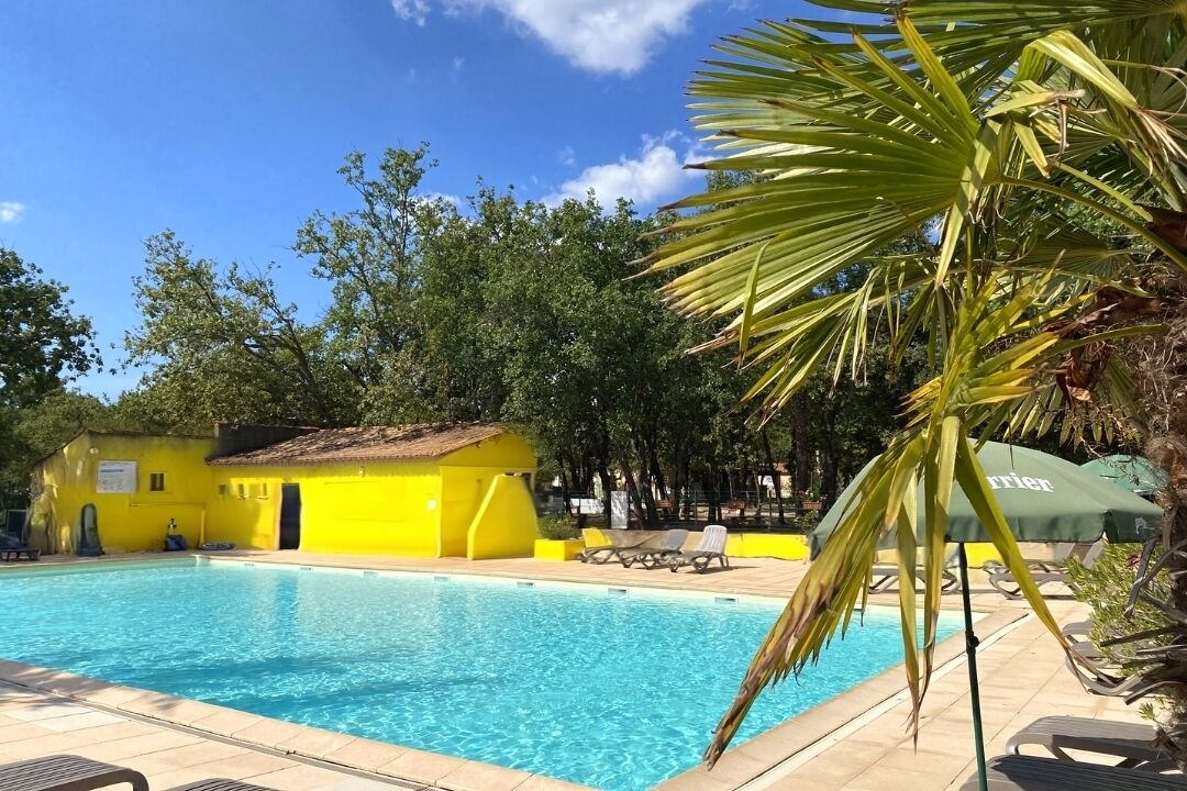 Außenpool (je nach Saison geöffnet), Liegestühle