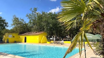 AuĂenpool (je nach Saison geöffnet), LiegestĂŒhle