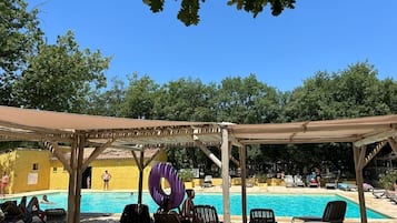 Sæsonbestemt udendørs pool, åben fra kl. 10.00 til kl. 20.00, liggestole
