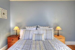 3 bedrooms, desk, iron/ironing board, free WiFi - Belltown Retreat - Shopping, Dining, Pet Friendly (Stamford)