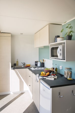 Maison mobile Deluxe | Cuisine privée | Réfrigérateur grande capacité avec congélateur, four à micro-ondes