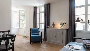 Smart-TV, Kamin, Bücher