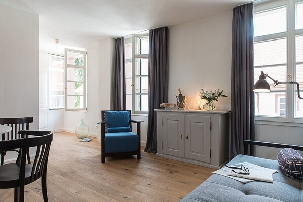 Smart-TV, Kamin, Bücher