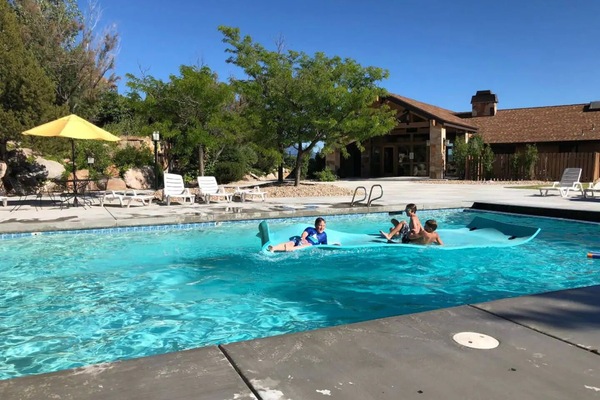 Una piscina al aire libre