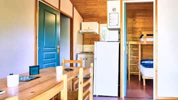 舒適洋房 | 私人廚房 | 電冰箱、微波爐、鍋具/餐盤/廚房用品、餐桌