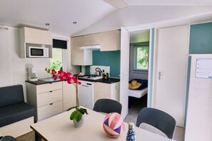 Premium Mobile Home | Private kitchen | Fridge, microwave, cookware/dishes/utensils, dining tables - Domaine du Couriou (Recoubeau-Jansac)