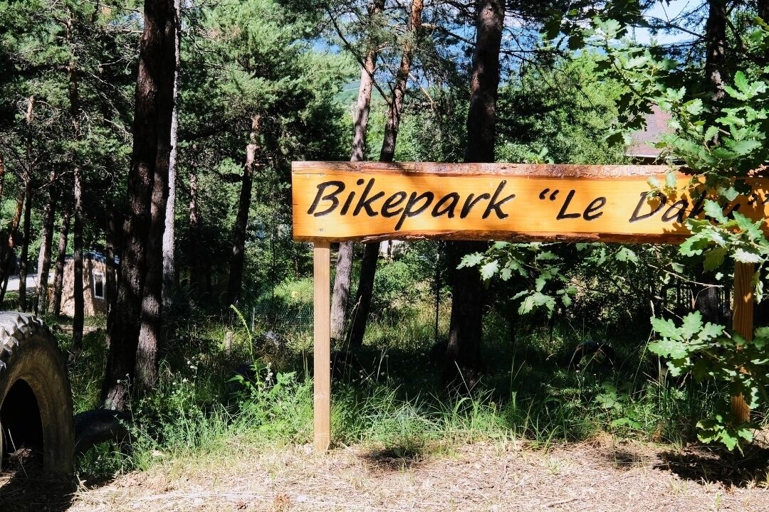 A wooden sign for a bikepark named "Le Dar."