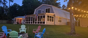 Lakefront cottage located in forested East Texas