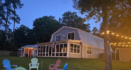 Lakefront cottage located in forested East Texas