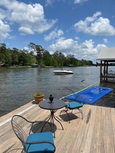 Lakefront cottage located in forested East Texas