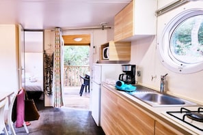 Mobil enhet - Comfort | Eget kök | Kylskåp, mikrovågsugn, spishäll och barnstol