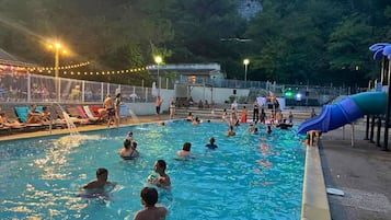 Piscine extérieure (ouverte en saison), chaises longues