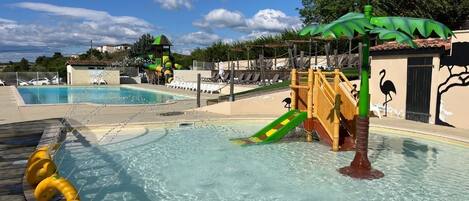 Piscina externa sazonal, funciona das 10h às 20h, espreguiçadeiras