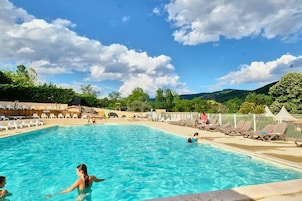 Una piscina al aire libre de temporada (de 10:00 a 20:00), tumbonas
