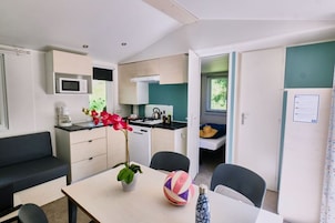 Casa móvil Premium | Cocina privada | Frigorífico, microondas, placa de cocina y trona infantil