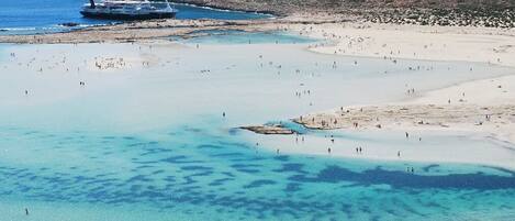 Chaises longues, serviettes de plage